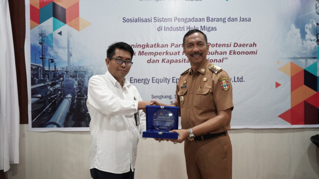 EEES Field Operations Manager handed over the memento to the Deputy Regent of Wajo.